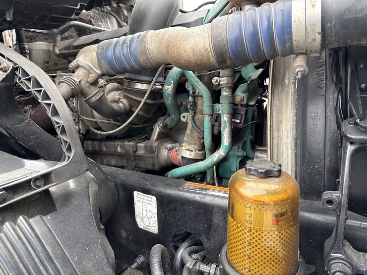 #30941-•-2010-volvo-vnl-tandem-axle-truck-tractor-image-13