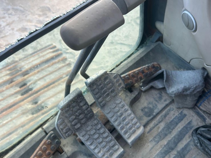 deere-240d-lc-image-6