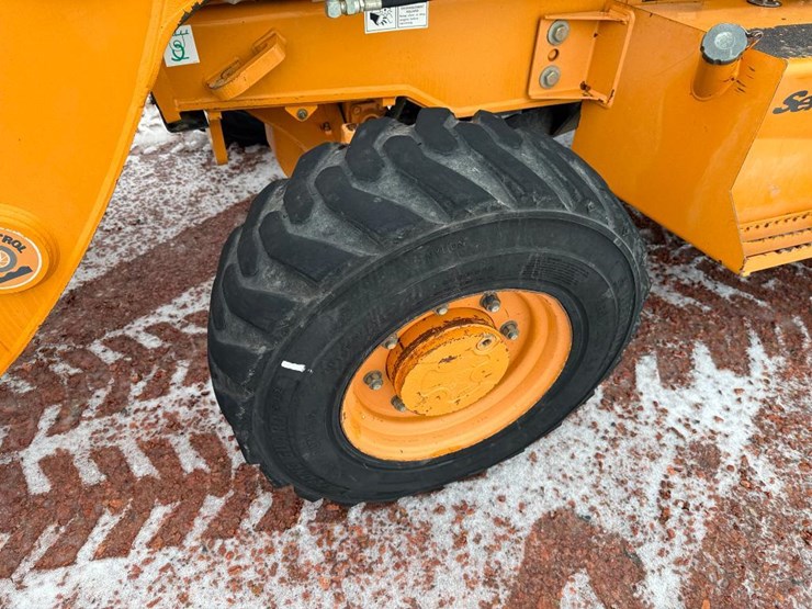 2011-case-570m-xt-image-12