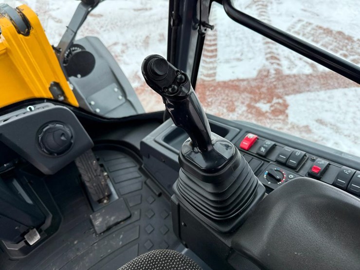 2019-deere-244l-image-59