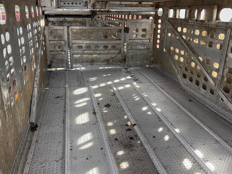 2018-wilson-livestock-trailer-image-17