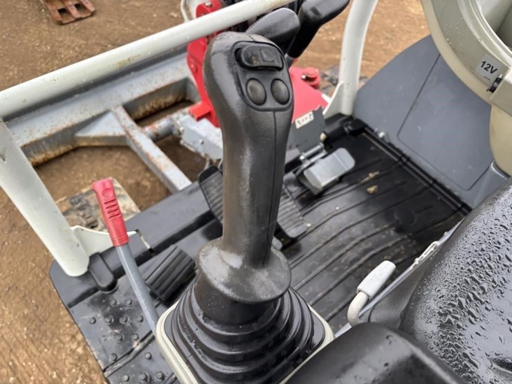 2021-takeuchi-tb240-image-29