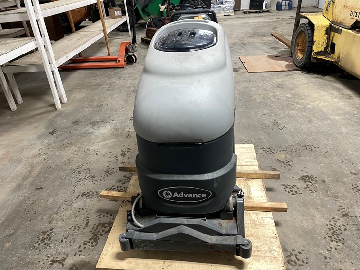 #304-•-advance-aqua-plus-carpet-extractor-image-2