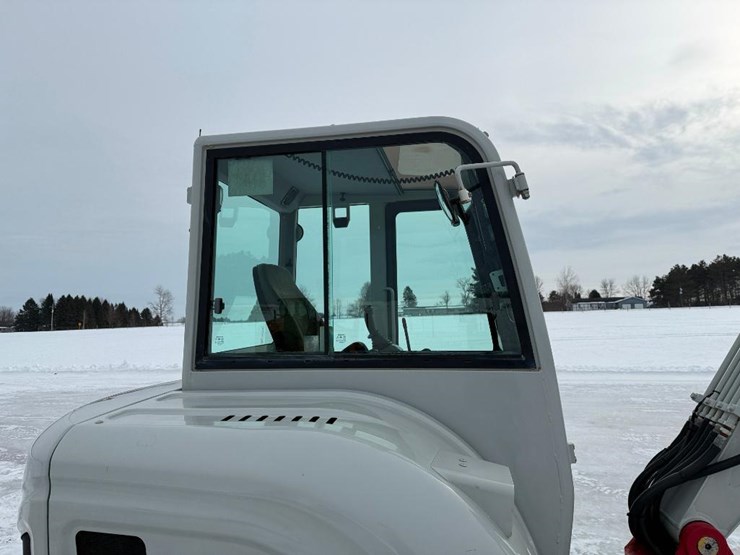 takeuchi-tb240-image-17