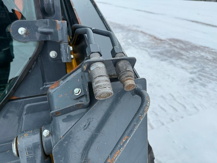 2018-deere-318g-image-14