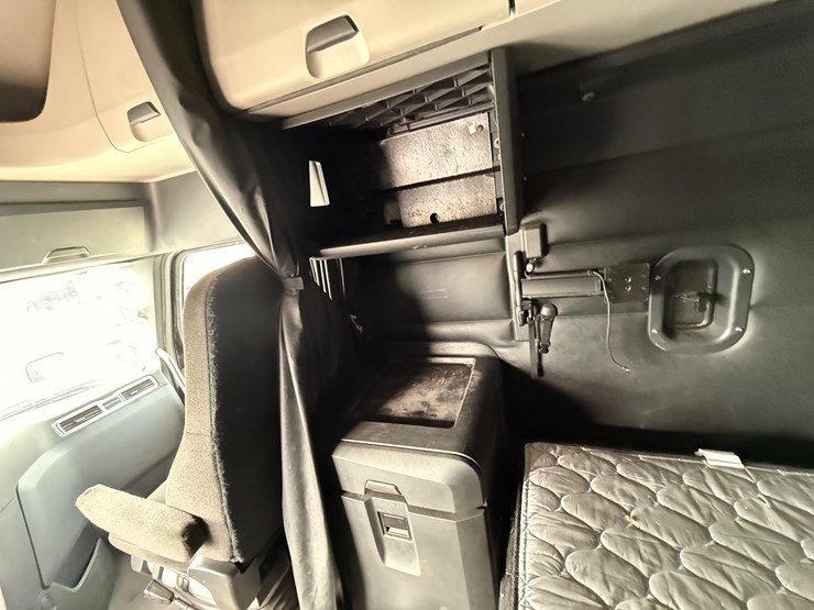 2022-western-star-49x-image-51