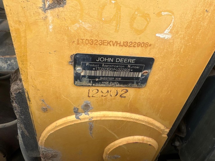 deere-323e-image-8