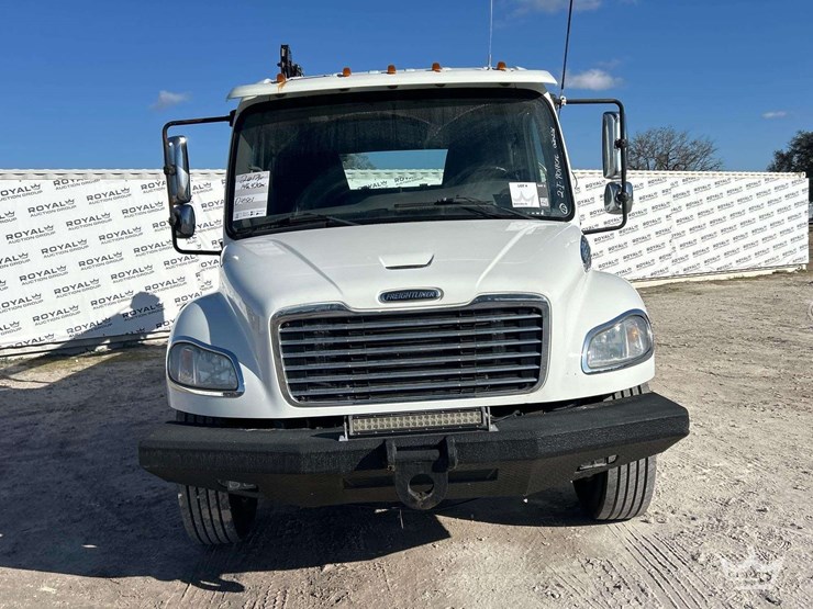 2017-freightliner-m2-106-image-34