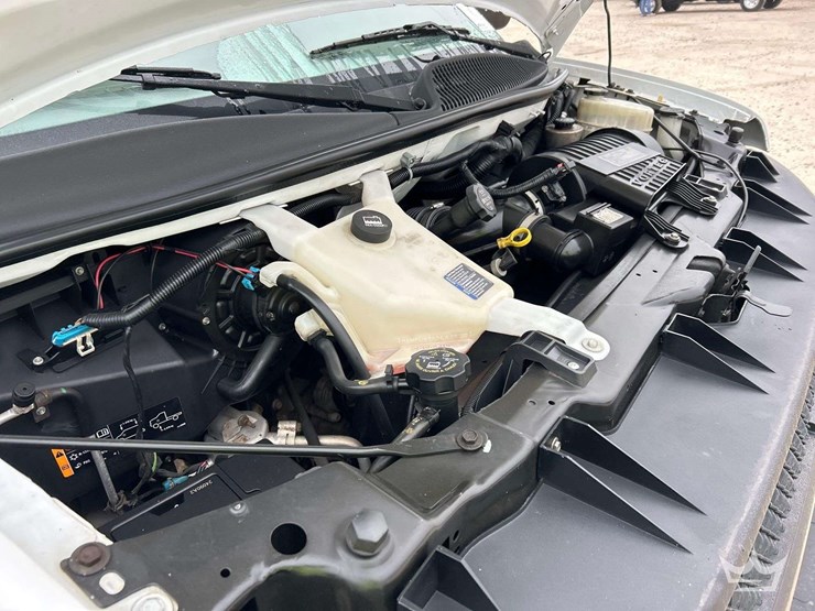 2017-chevrolet-express-3500-image-9