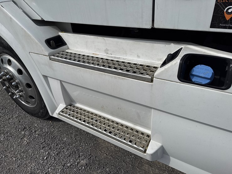 #30939-•-2012-volvo-vnl-tandem-axle-truck-tractor-image-25