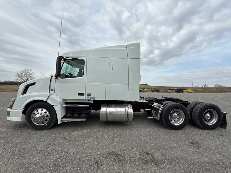 #30941-•-2010-volvo-vnl-tandem-axle-truck-tractor-image-9