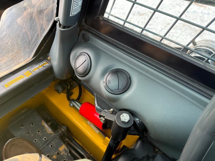 new-holland-l218-image-31