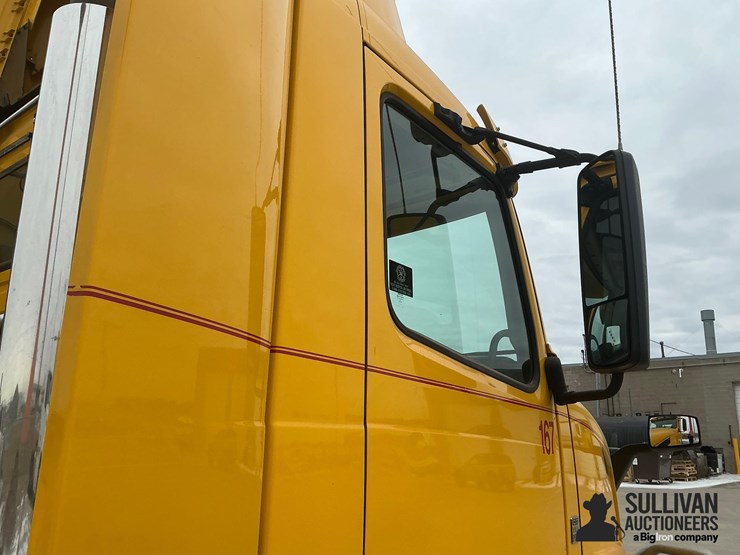 2017-volvo-vnl64t300-image-15