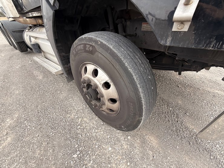 2022-western-star-49x-image-17