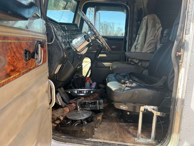 2000-peterbilt-379-image-17