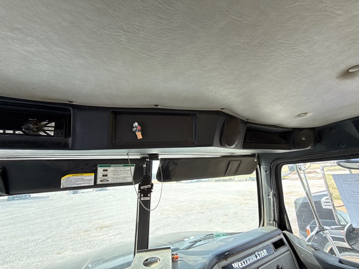 2018-western-star-4700sb-image-36