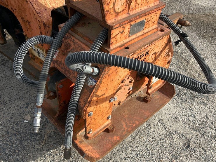 npk-c4c-c4112-excavator-vibratory-compactor/driver-attachment-image-1