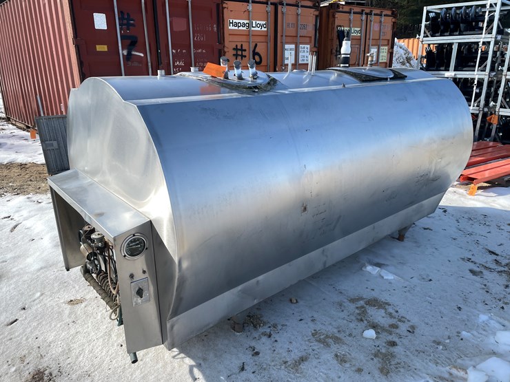 #305-•-600-gallon-mueller-stainless-steel-bulk-tank-image-1