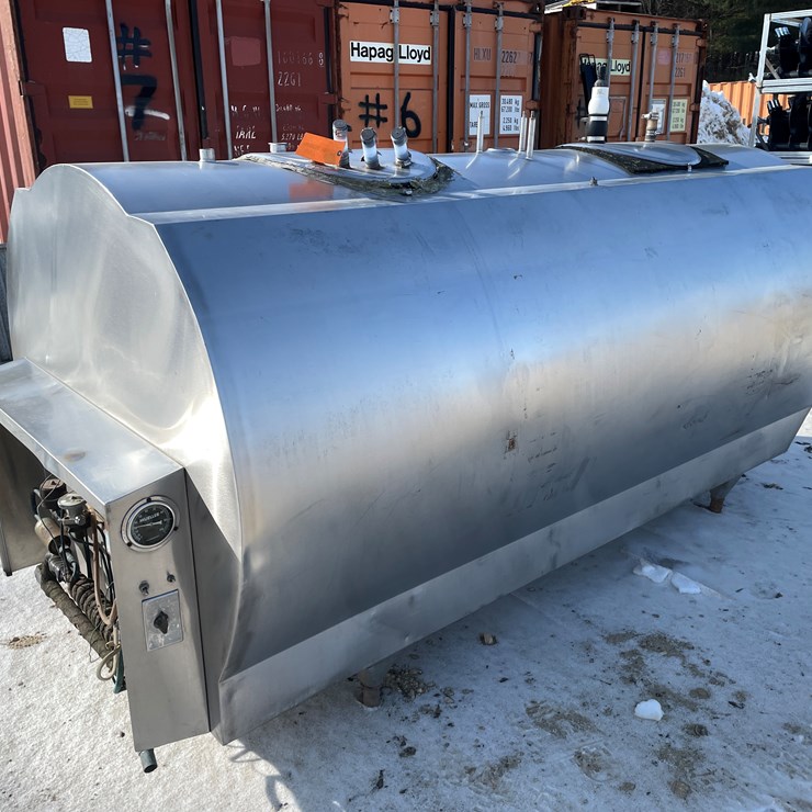 #305 • 600-Gallon Mueller Stainless Steel Bulk Tank