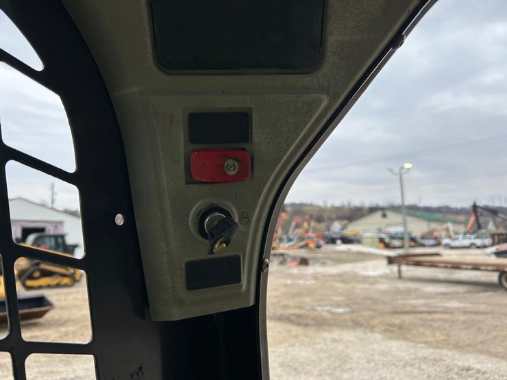 2015-caterpillar-259d-image-26