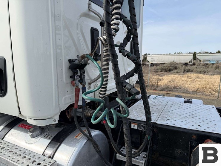 2017-freightliner-cascadia-125-image-13