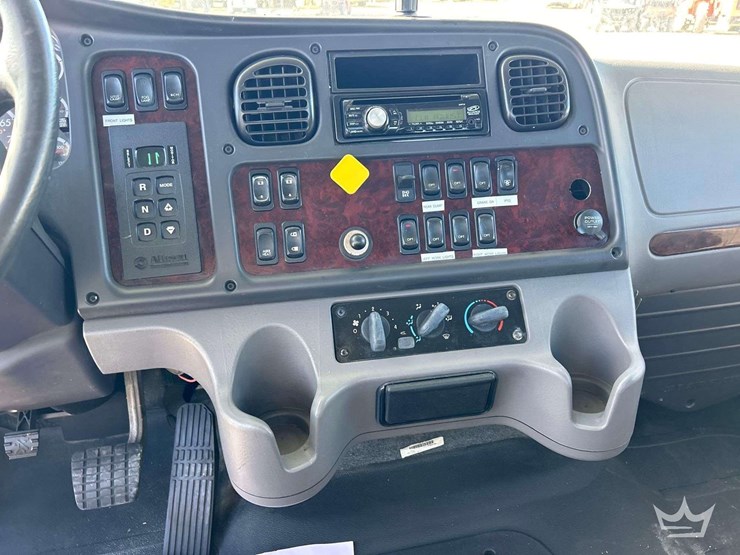 2017-freightliner-m2-106-image-15