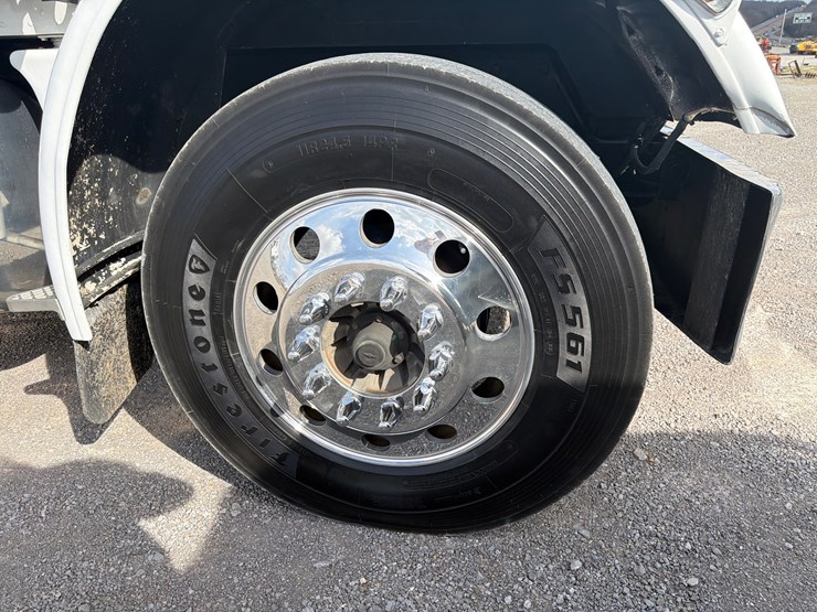 1981-peterbilt-359-image-7