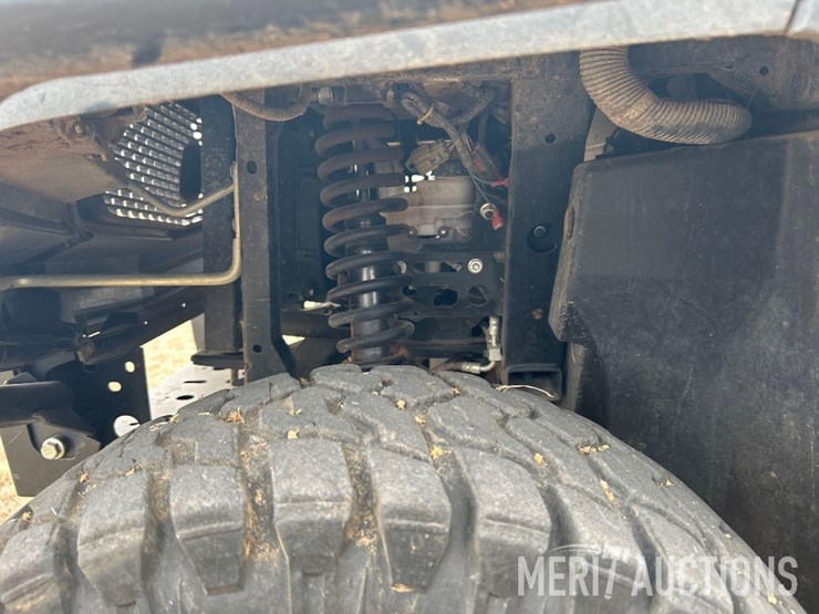 2021-john-deere-gator-image-15