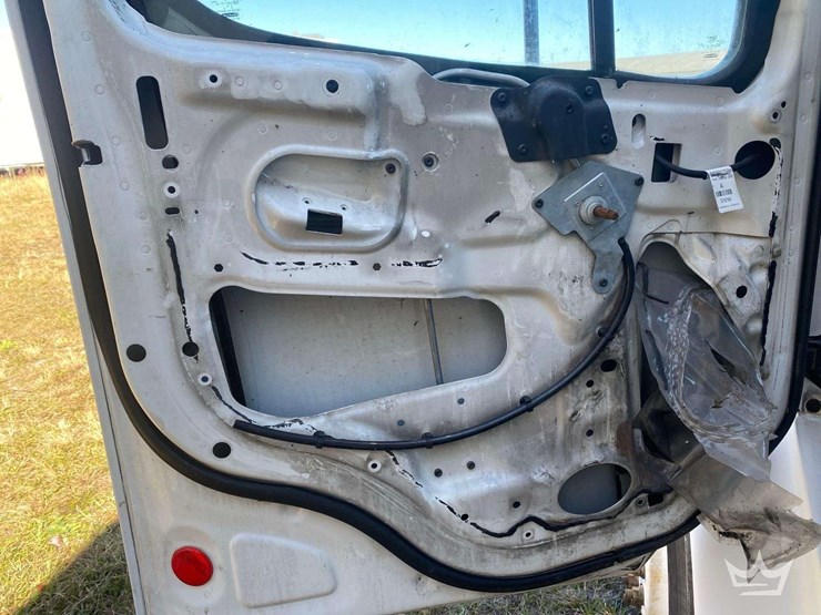 2005-freightliner-m2-106-image-9