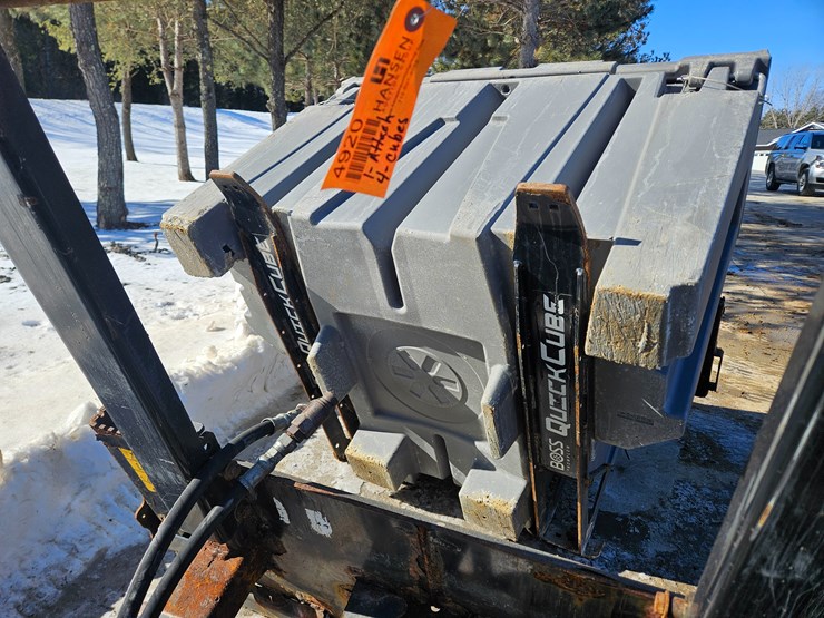 #172-•-boss-quick-cube-skid-steer-mount-salt-spreader-(1)-attachment-&-(4)-cubes-image-13