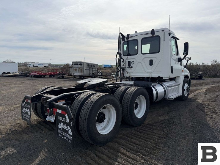 2017-freightliner-cascadia-125-image-5