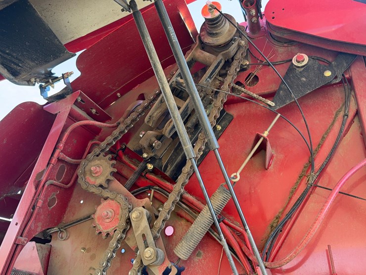 2020-new-holland-560-roll-belt-round-baler-image-20