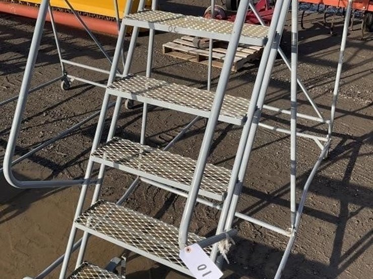 u-line-8.5'-portable-steel-step-ladder-image-8