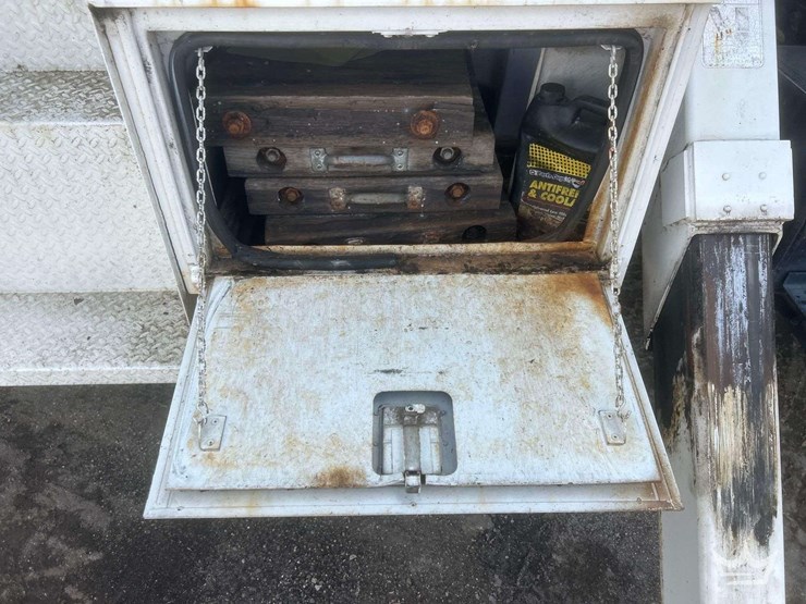 1999-freightliner-fl80-image-33