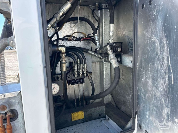 2017-freightliner-m2-106-image-25