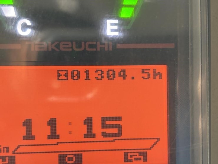 2021-takeuchi-tb240-image-6