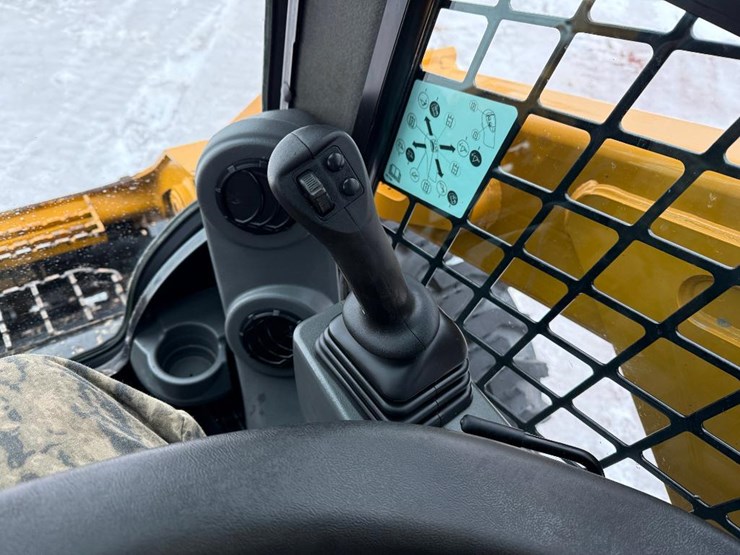 2022-caterpillar-246d3-image-32