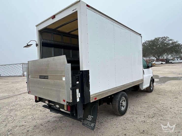 2017-chevrolet-express-3500-image-3