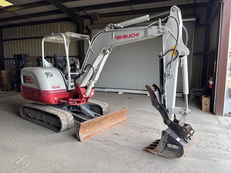 2021-takeuchi-tb240-image-2