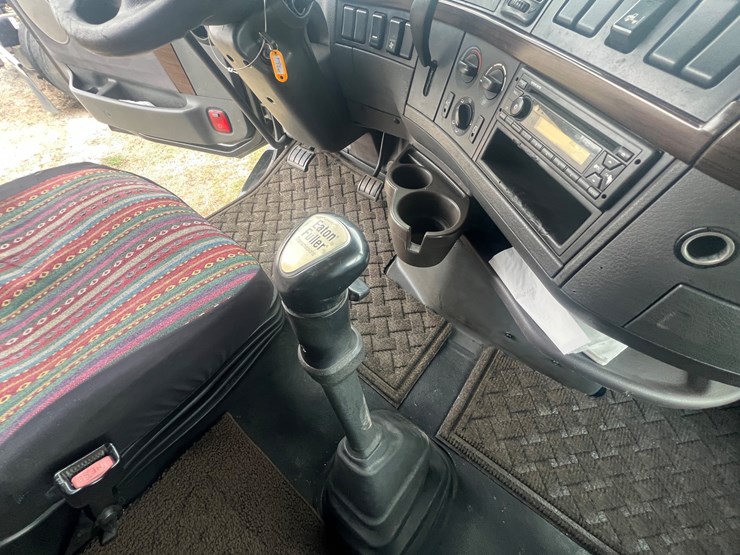 2012-volvo-vn-image-35