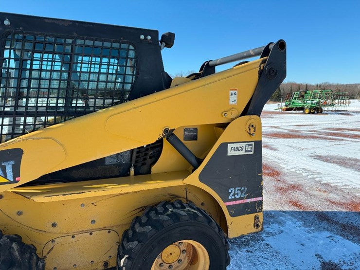 caterpillar-252-image-9