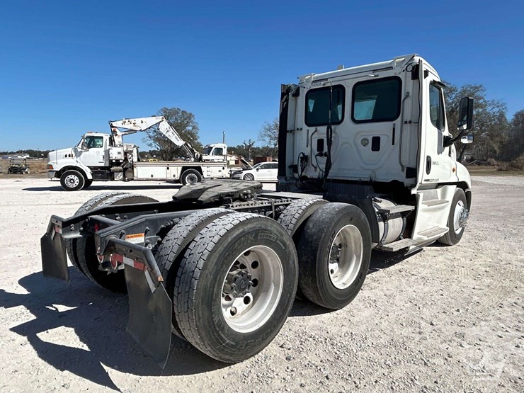 2016-freightliner-cascadia-125-image-3