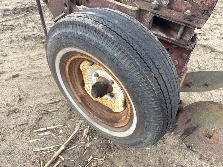 international-3-row-bottom-plow-image-4