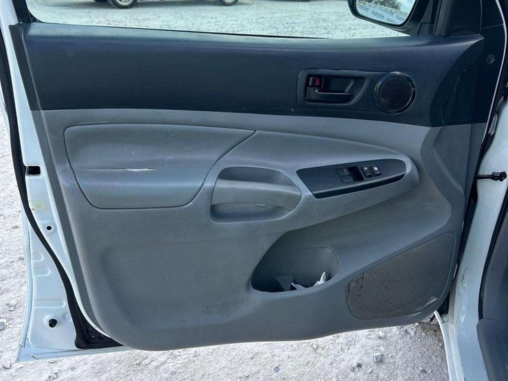 2015-toyota-tacoma-image-10