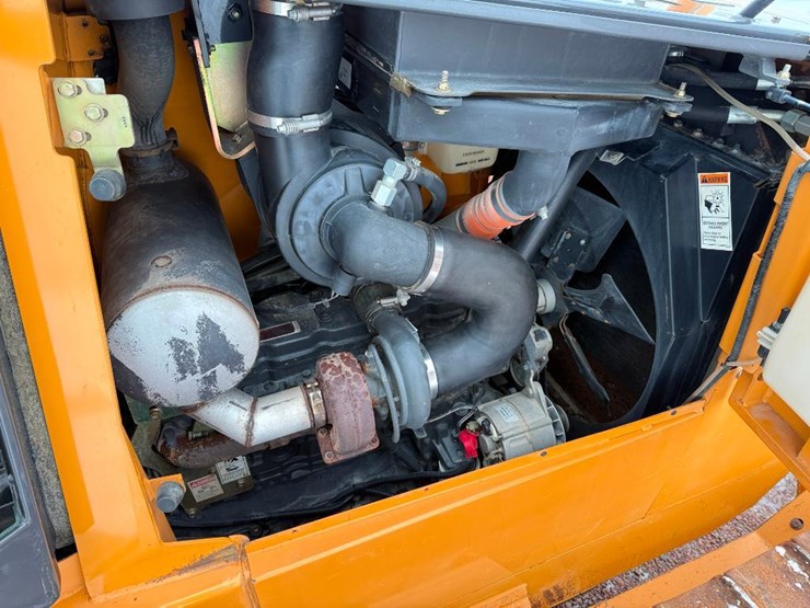 2011-case-1650l-xlt-image-48