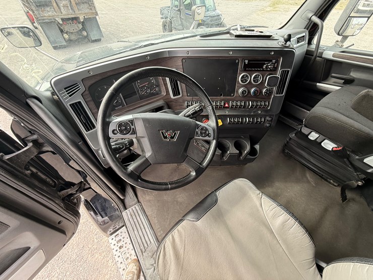 2022-western-star-49x-image-39