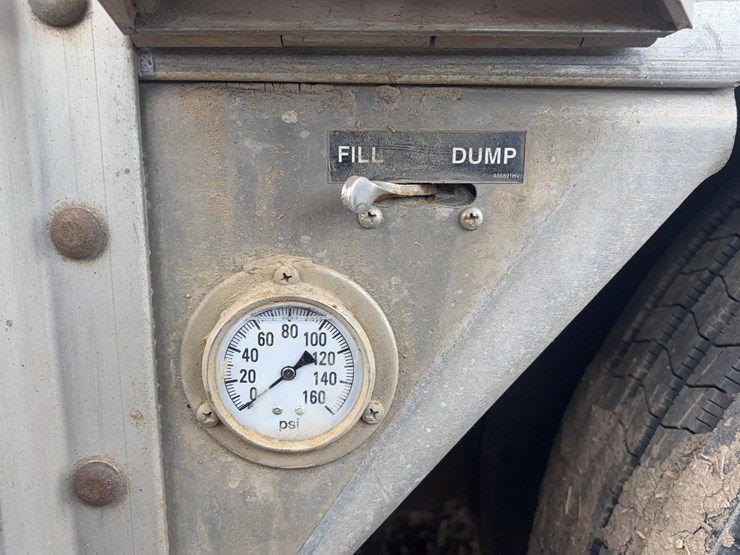 2018-wilson-livestock-trailer-image-32