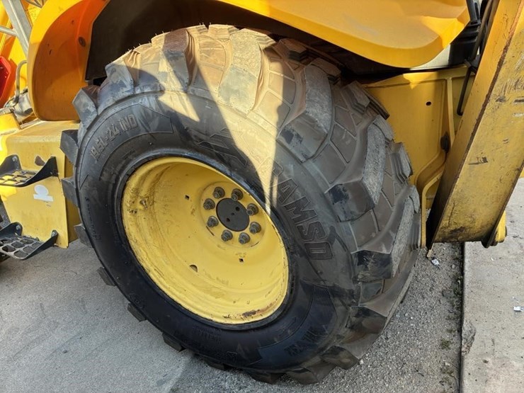 new-holland-b95-image-11