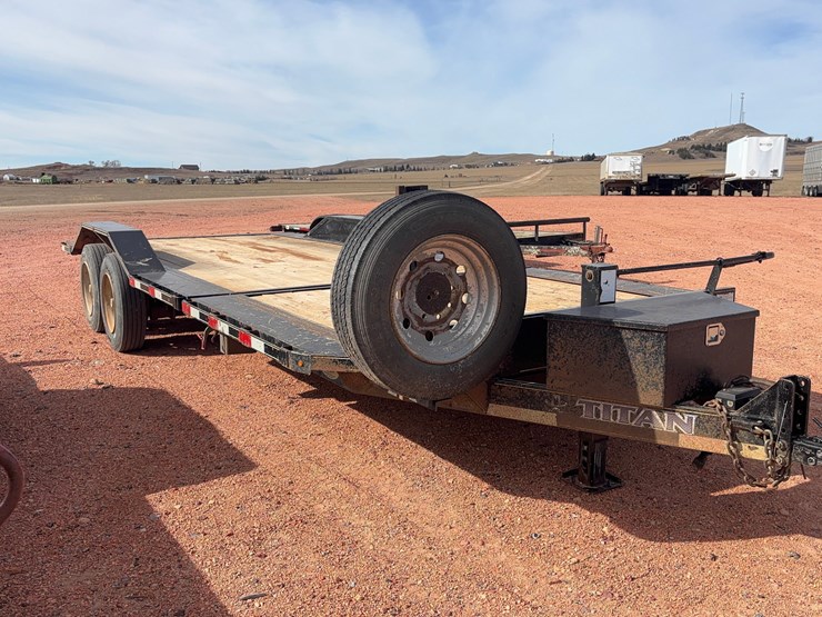 2018-titan-trailer-image-3