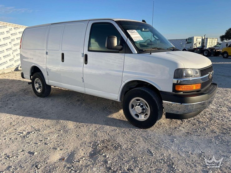 2023-chevrolet-express-2500-image-2